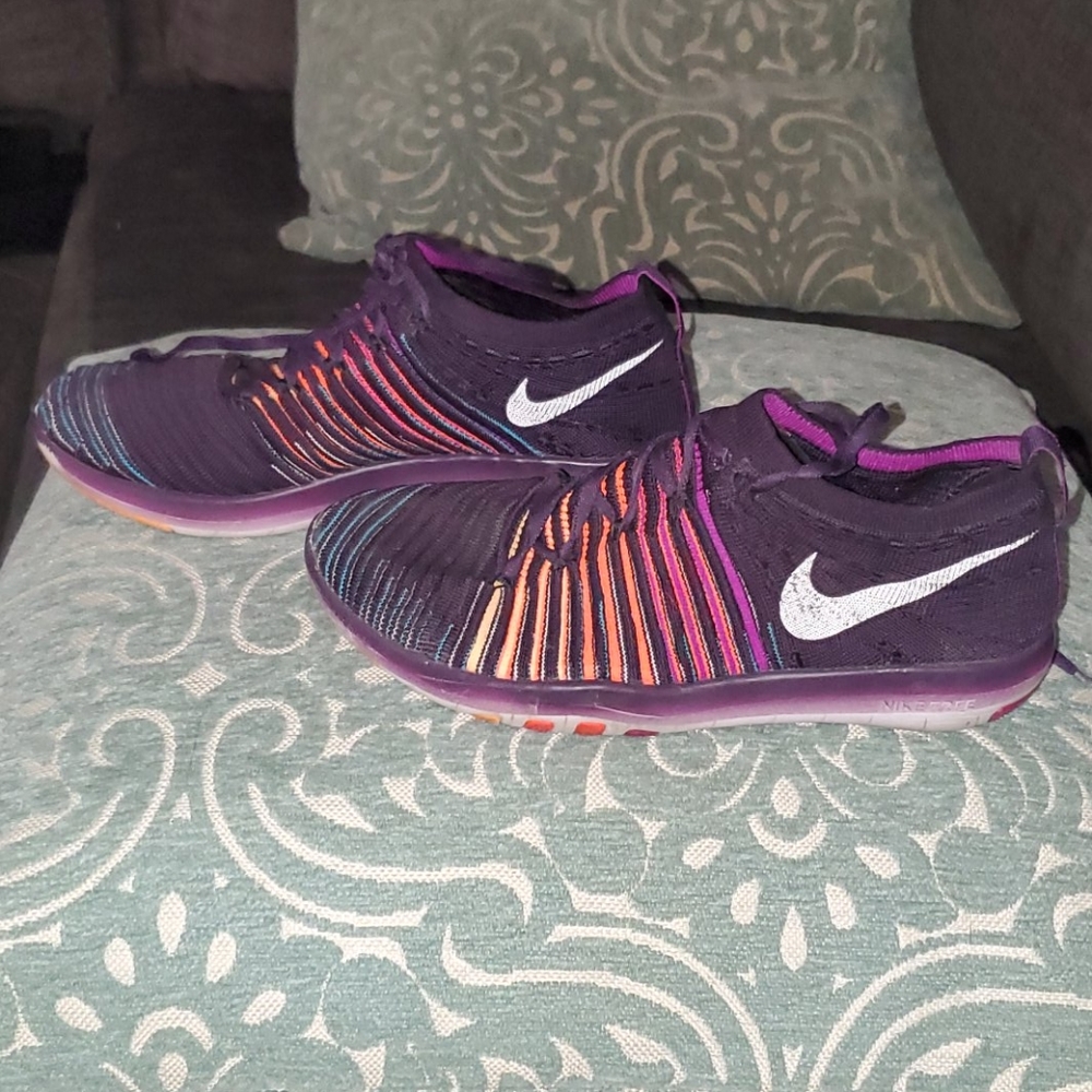 Nike Free Runs - Picture 2 of 4